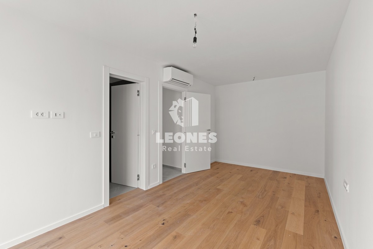 Stanovanje v prvem nadstropju luksuzne novogradnje z dvigalom in pogledom na morje