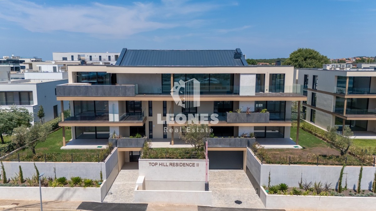 Stanovanje v prvem nadstropju luksuzne novogradnje z dvigalom in pogledom na morje