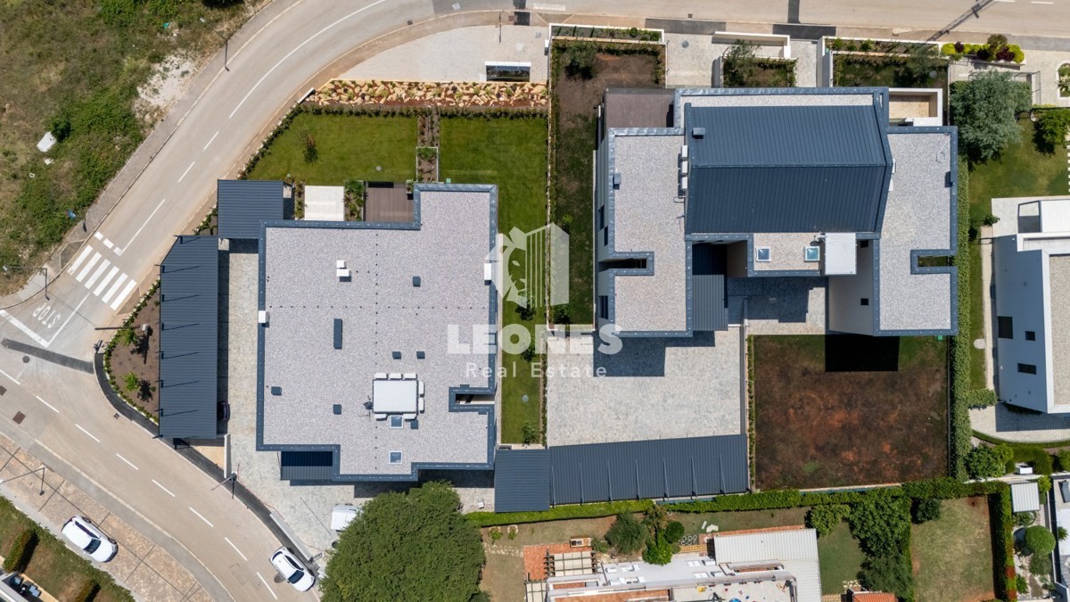 Stanovanje v prvem nadstropju luksuzne novogradnje z dvigalom in pogledom na morje