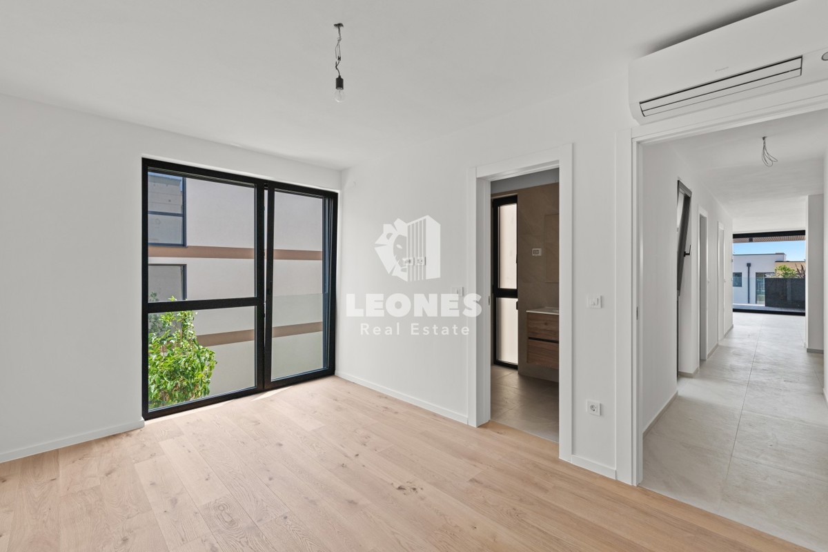 Stanovanje v prvem nadstropju luksuzne novogradnje z dvigalom in pogledom na morje