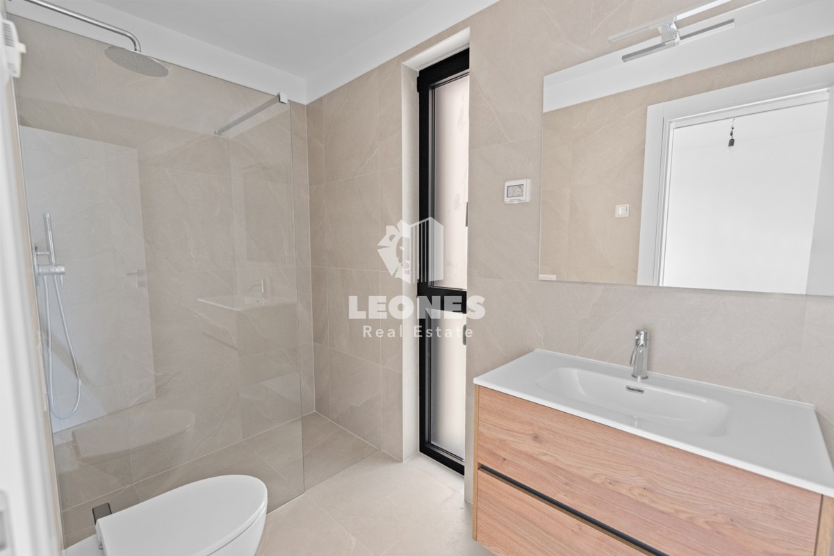 Stanovanje v prvem nadstropju luksuzne novogradnje z dvigalom in pogledom na morje