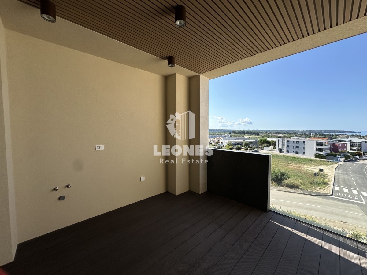 Kvalitetno stanovanje v luksuzni novogradnji z dvigalom in pogledom na morje v Novigradu