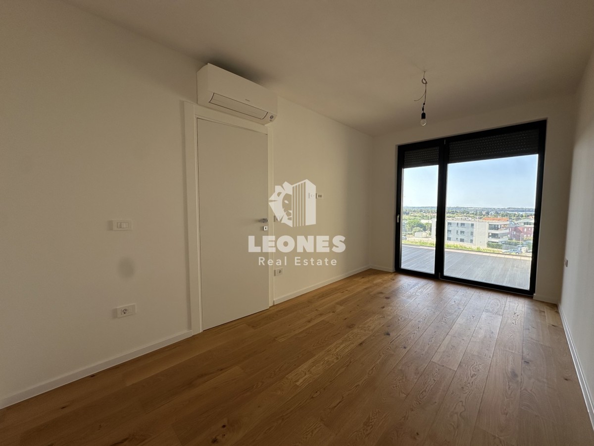 Kvalitetno stanovanje v luksuzni novogradnji z dvigalom in pogledom na morje v Novigradu