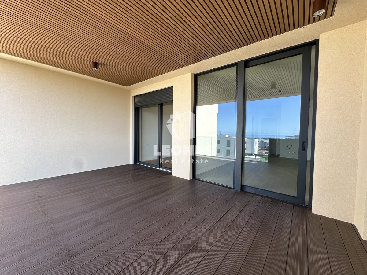 Kvalitetno stanovanje v luksuzni novogradnji z dvigalom in pogledom na morje v Novigradu