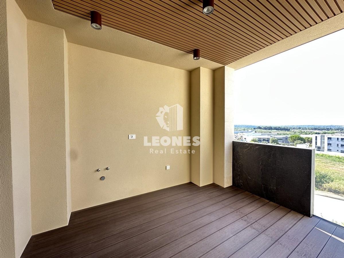 Kvalitetno stanovanje v luksuzni novogradnji z dvigalom in pogledom na morje v Novigradu