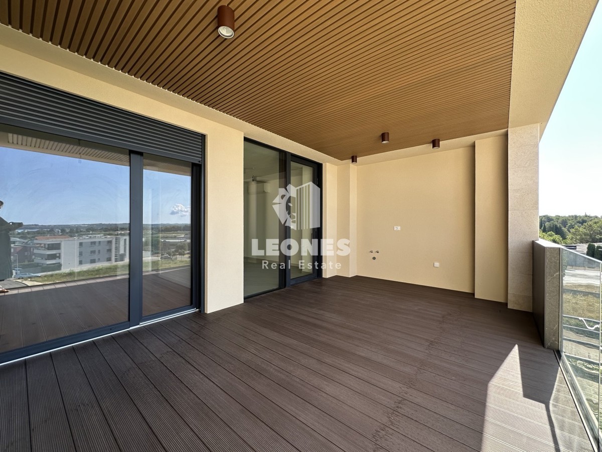 Kvalitetno stanovanje v luksuzni novogradnji z dvigalom in pogledom na morje v Novigradu