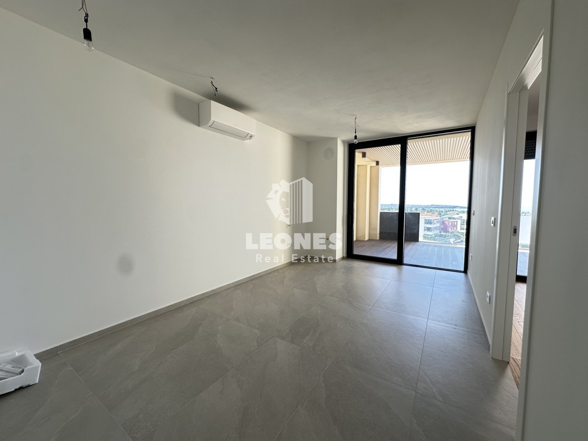 Kvalitetno stanovanje v luksuzni novogradnji z dvigalom in pogledom na morje v Novigradu