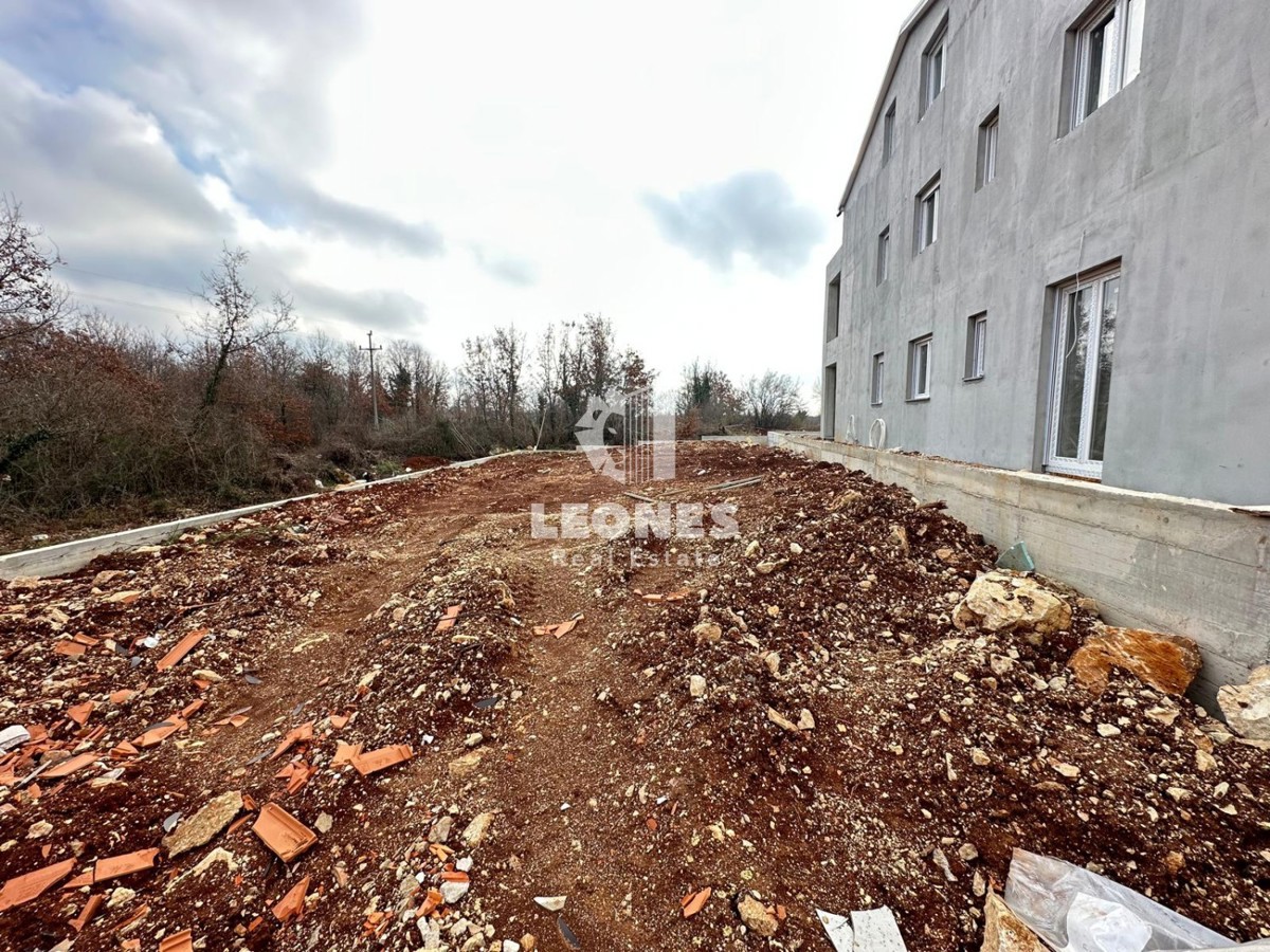 Komfortno stanovanje v pritličju z dvoriščem v bližini Poreča
