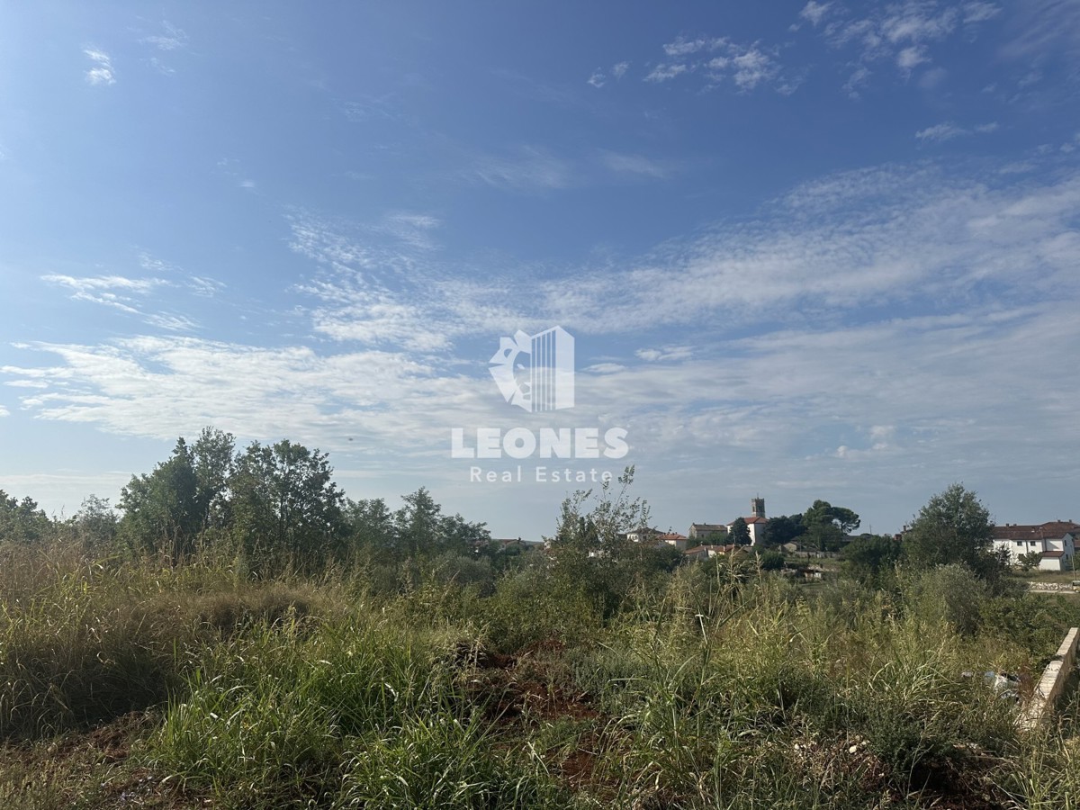 Gradbeno zemljišče na odlični lokaciji s čudovitim razgledom na naravo v okolici Brtonigle