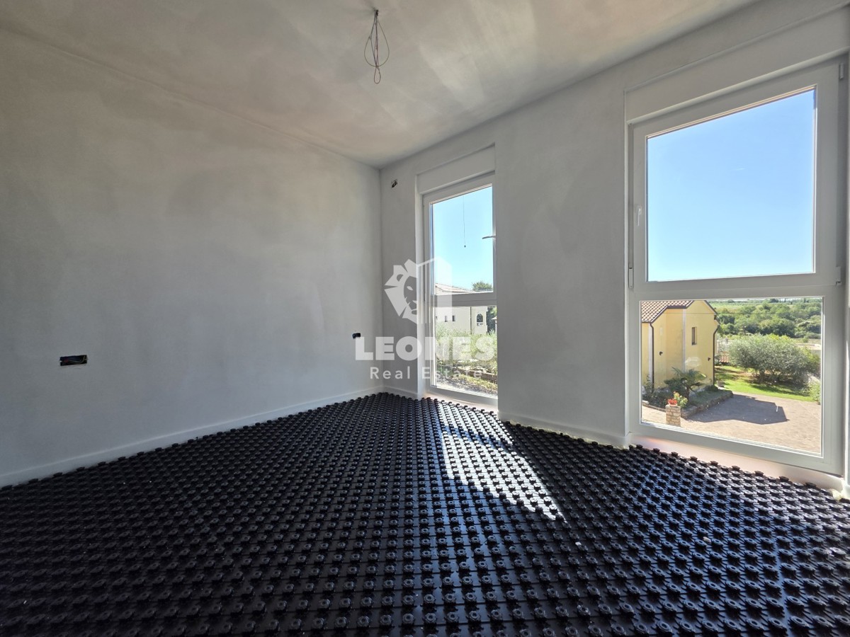 Moderna dvojček hiša z bazenom v bližini Umaga