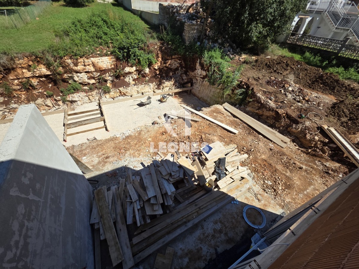 Moderna dvojček hiša z bazenom v bližini Umaga