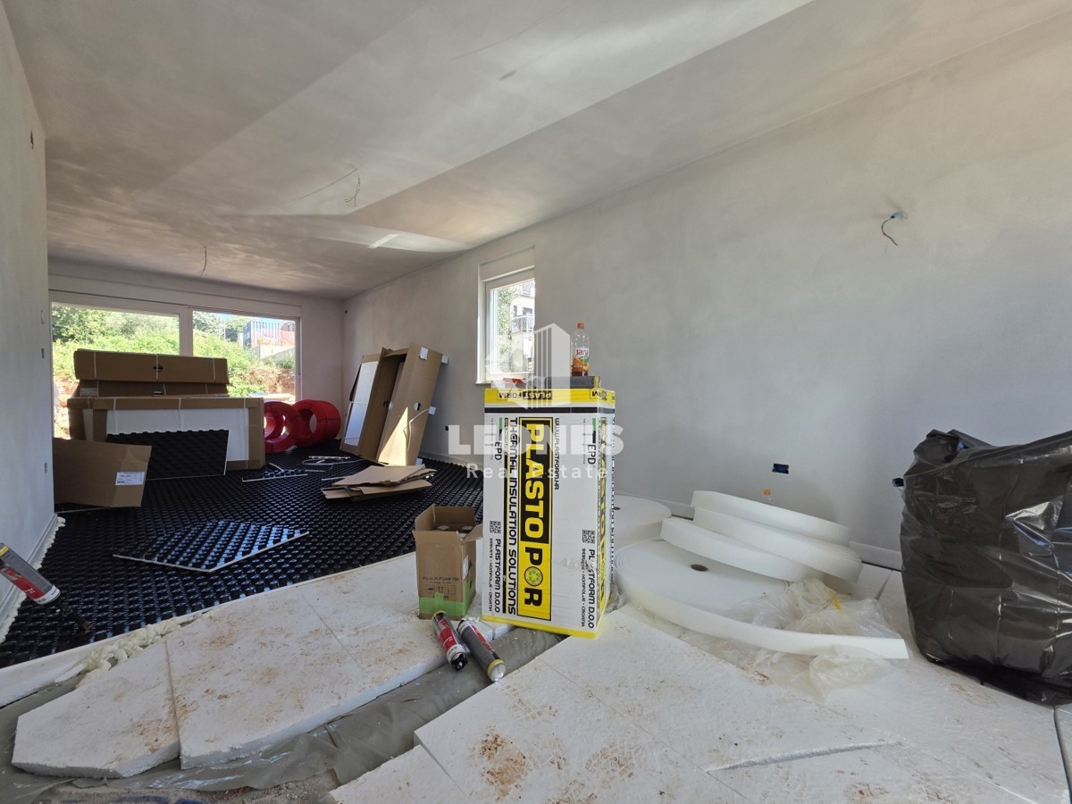 Moderna dvojček hiša z bazenom v bližini Umaga