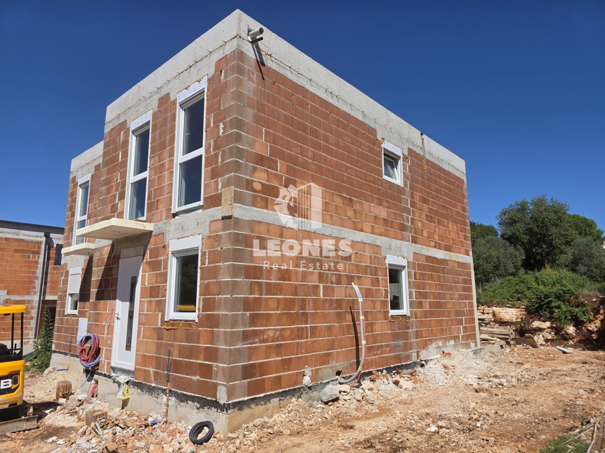 Moderna dvojček hiša z bazenom v bližini Umaga