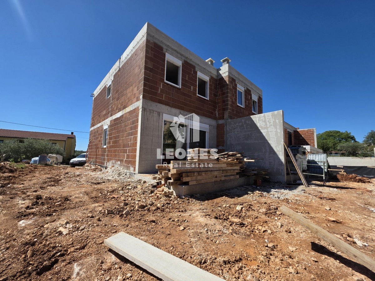 Moderna dvojček hiša z bazenom v bližini Umaga