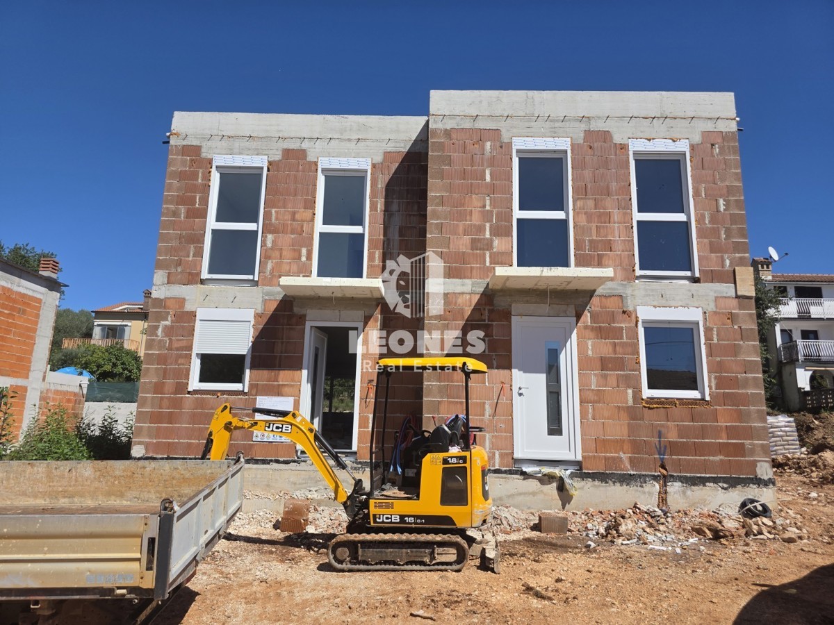 Moderna dvojček hiša z bazenom v bližini Umaga