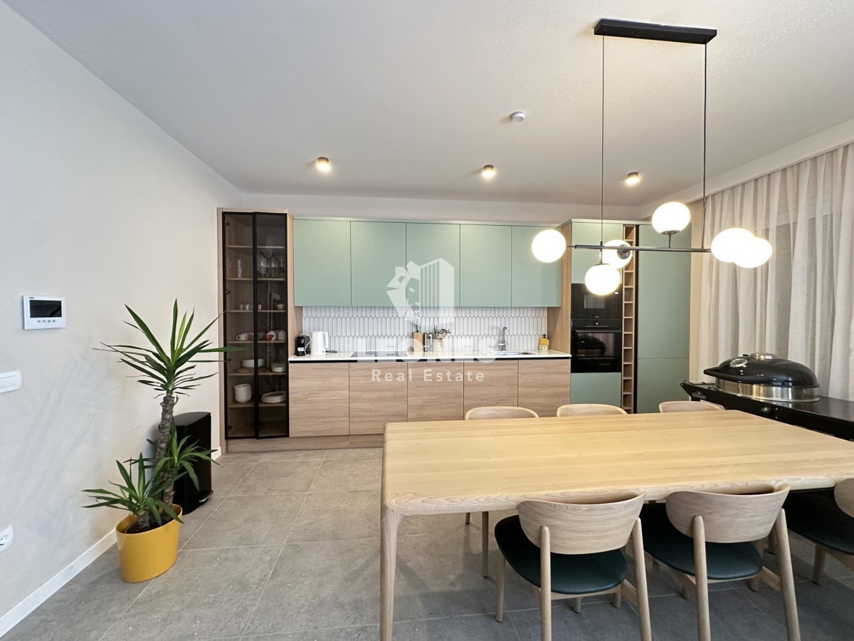 Hochwertige Maisonette-Wohnung mit Pool, voll ausgestattet in Tar