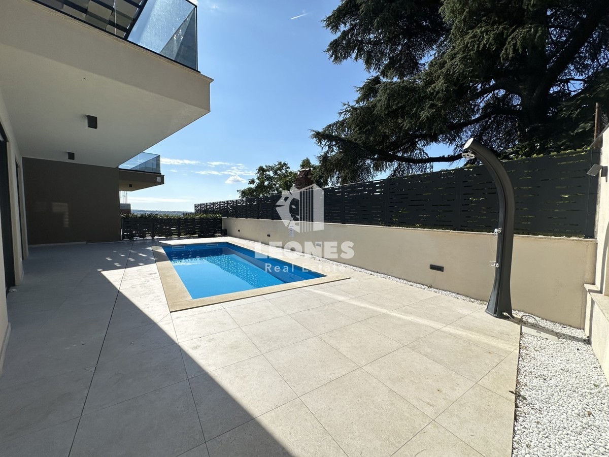 Hochwertige Maisonette-Wohnung mit Pool, voll ausgestattet in Tar