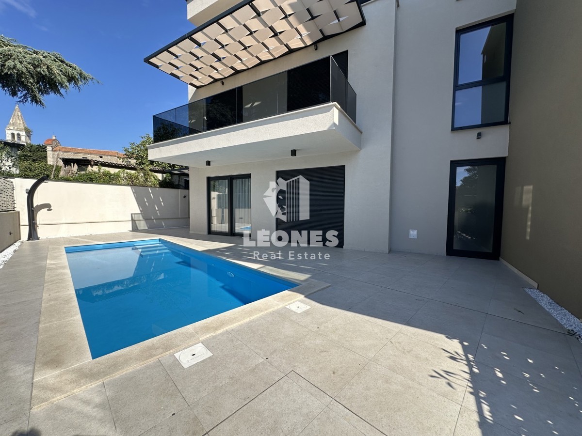 Hochwertige Maisonette-Wohnung mit Pool, voll ausgestattet in Tar