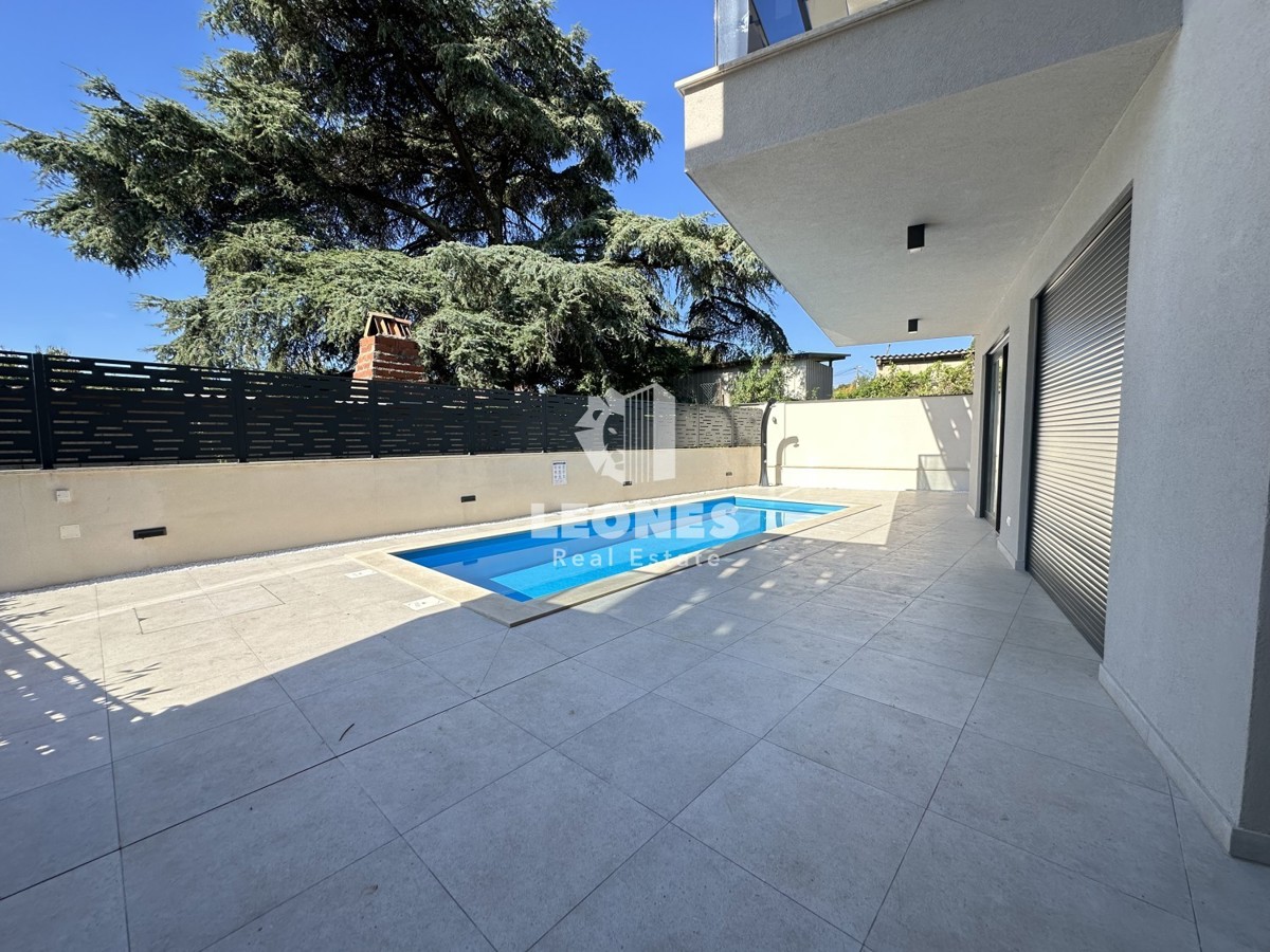 Hochwertige Maisonette-Wohnung mit Pool, voll ausgestattet in Tar