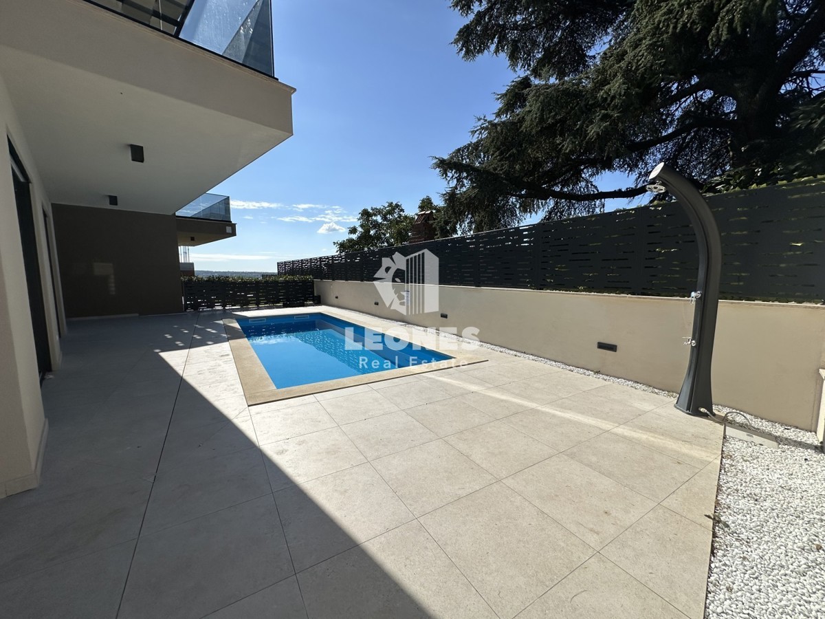 Hochwertige Maisonette-Wohnung mit Pool, voll ausgestattet in Tar