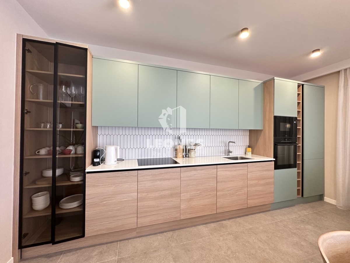 Hochwertige Maisonette-Wohnung mit Pool, voll ausgestattet in Tar