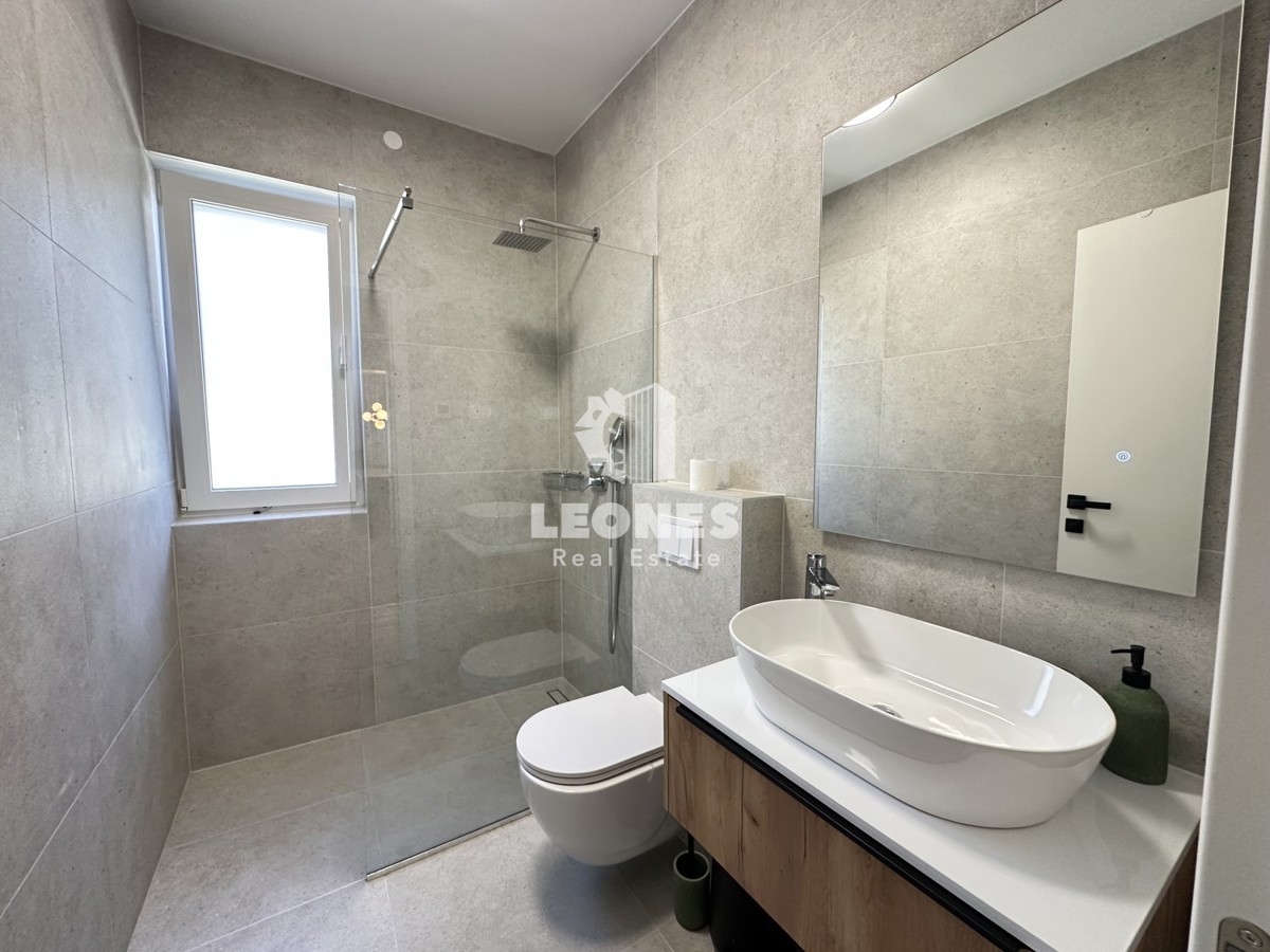 Hochwertige Maisonette-Wohnung mit Pool, voll ausgestattet in Tar