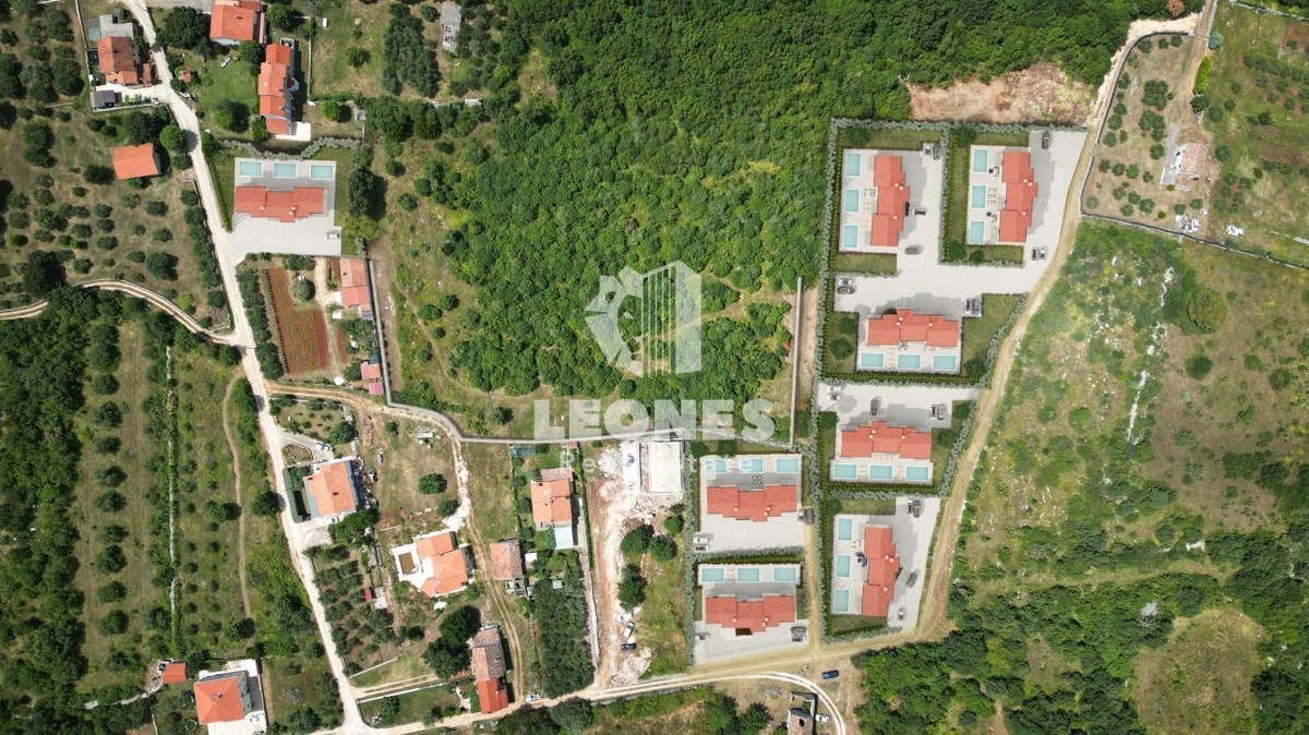 Vrstna hiša z bazenom v bližini Kaštel