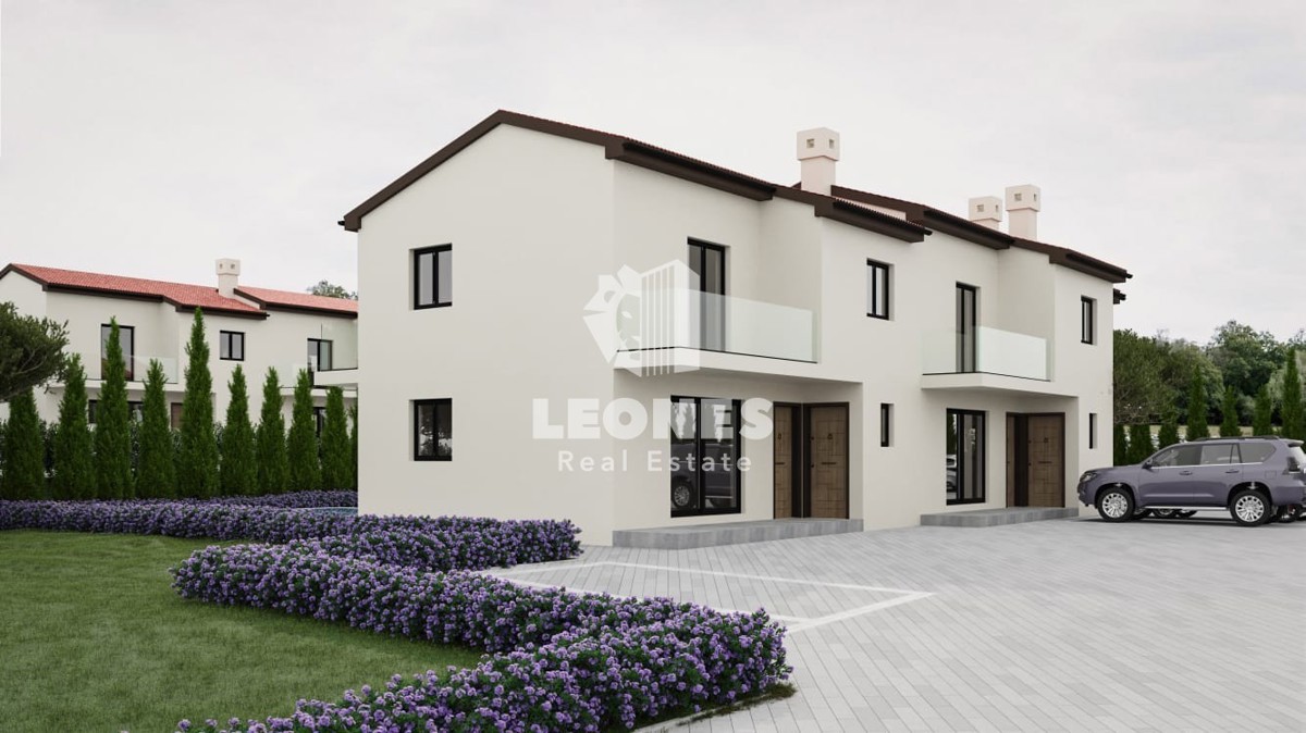 Vrstna hiša z bazenom v bližini Kaštel