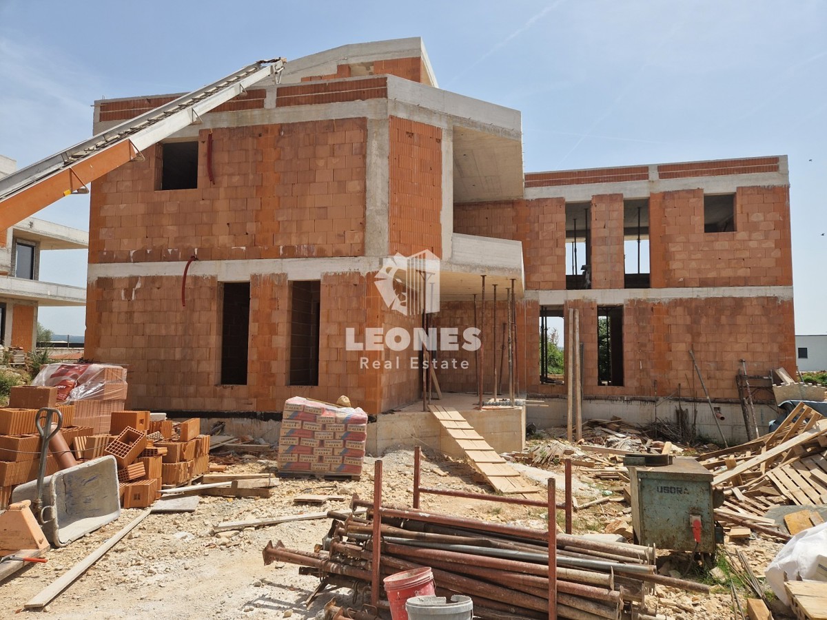 Impresivna vila z bazenom in pogledom na morje v bližini Poreča