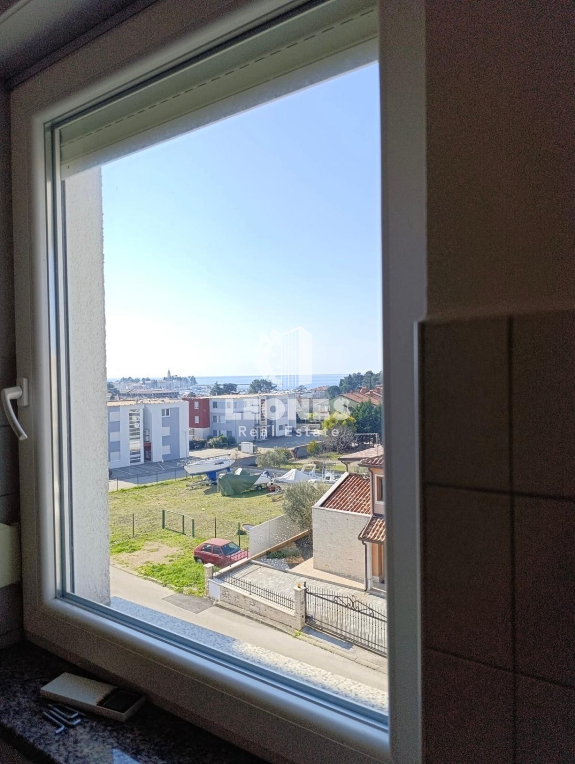 Stanovanje na atraktivni lokaciji s čudovitim pogledom na morje, le 700m od centra Novigrada