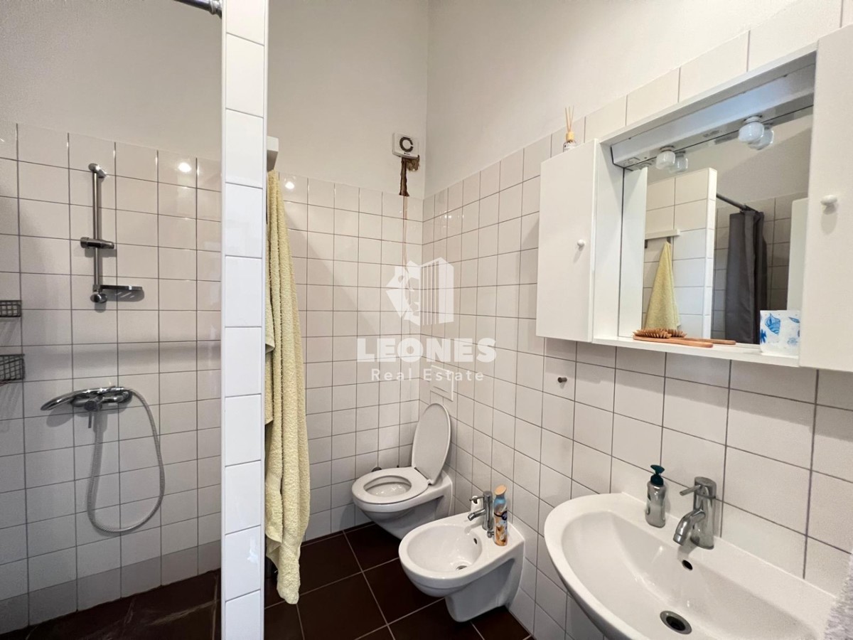 Stanovanje na atraktivni lokaciji s čudovitim pogledom na morje, le 700m od centra Novigrada
