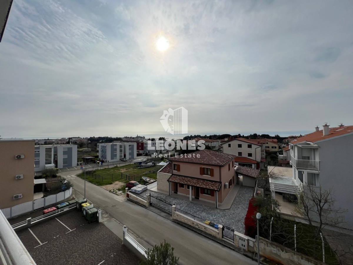 Stanovanje na atraktivni lokaciji s čudovitim pogledom na morje, le 700m od centra Novigrada