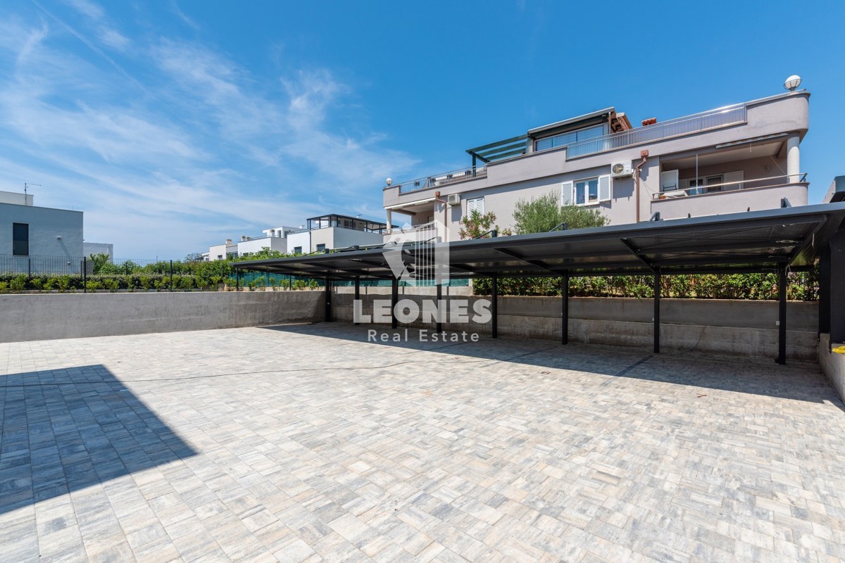 Luksuzno stanovanje v pritličju z vrtom in pogledom na morje v Novigradu