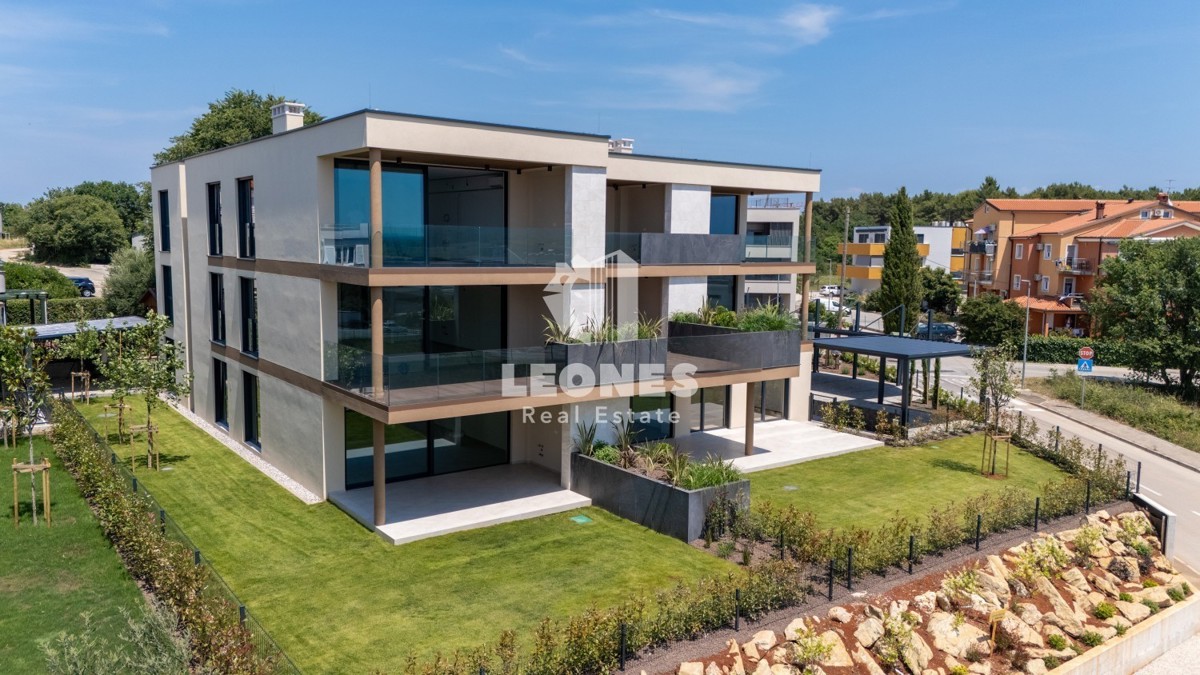 Luksuzno stanovanje v pritličju z vrtom in pogledom na morje v Novigradu