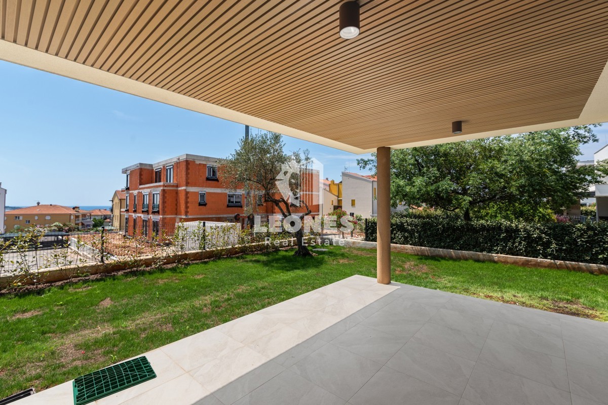 Luksuzno stanovanje v pritličju z vrtom in pogledom na morje v Novigradu