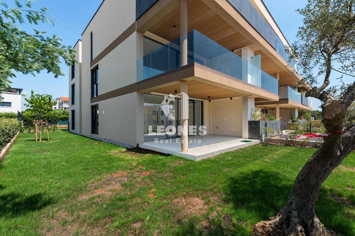 Luksuzno stanovanje v pritličju z vrtom in pogledom na morje v Novigradu