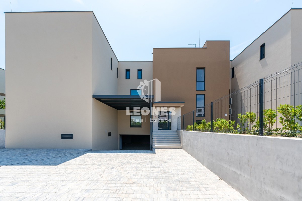 Luksuzno stanovanje v pritličju z vrtom in pogledom na morje v Novigradu