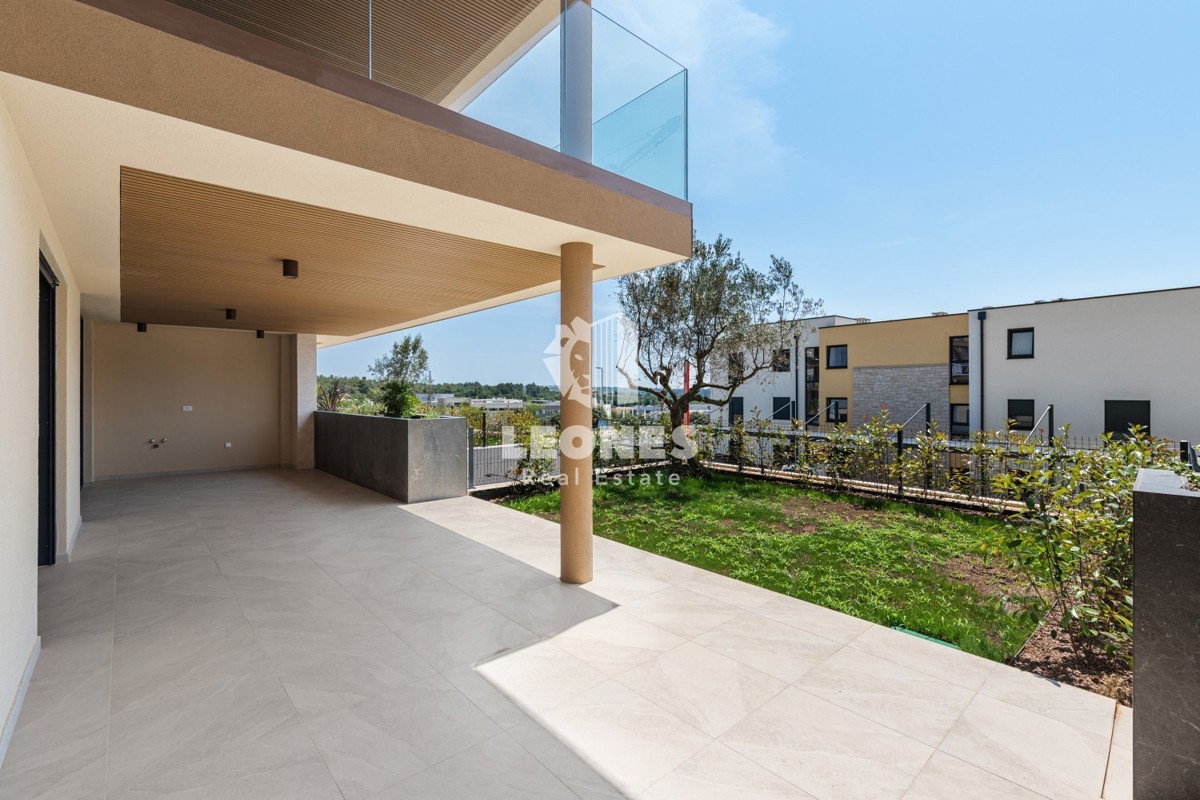 Luksuzno stanovanje v pritličju z vrtom in pogledom na morje v Novigradu