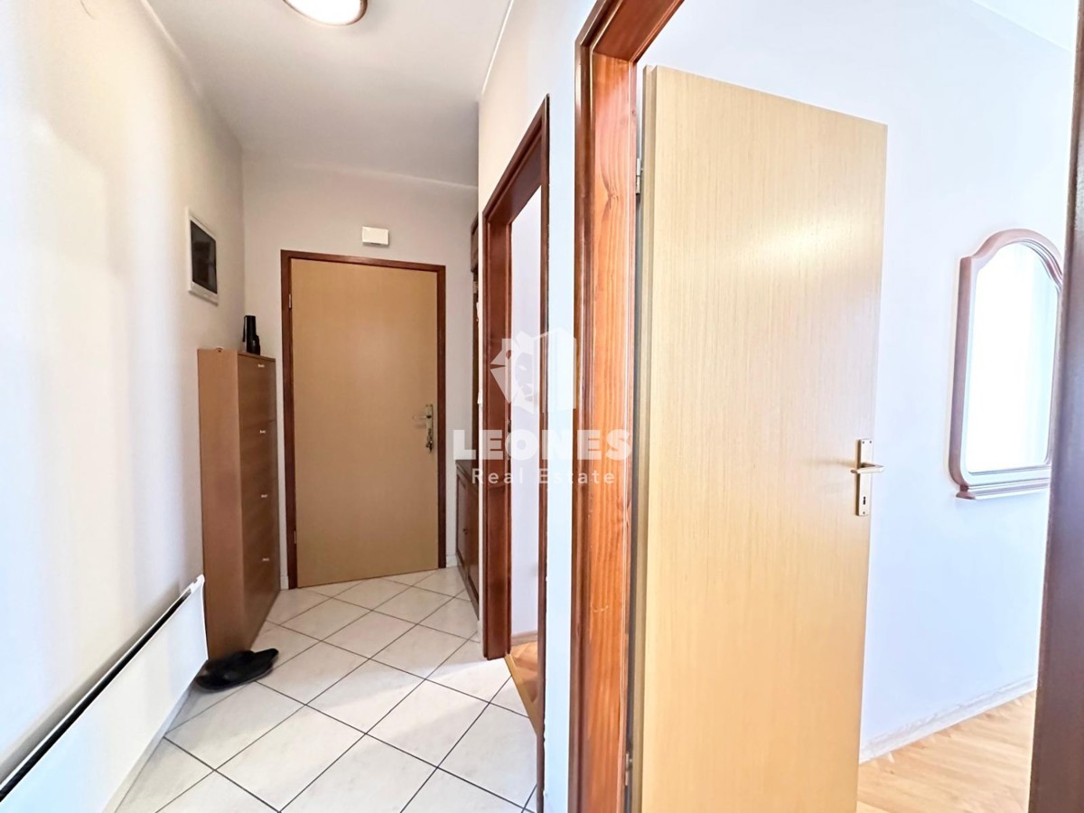Pritlično stanovanje z urejenim vrtom le 600 metrov od morja v Novigradu