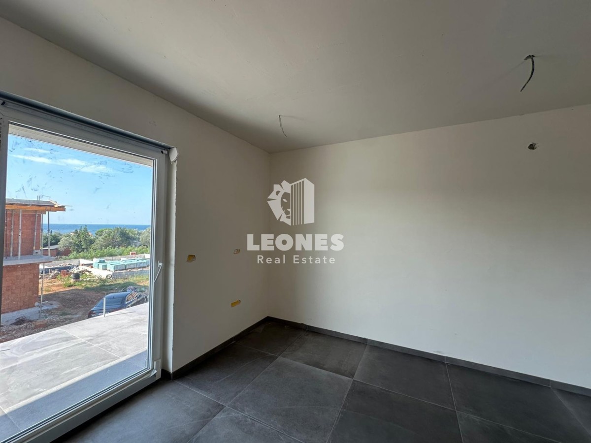 Stanovanje v novogradnji z dvema spalnicama in strešno teraso s pogledom na morje v Zambratiji