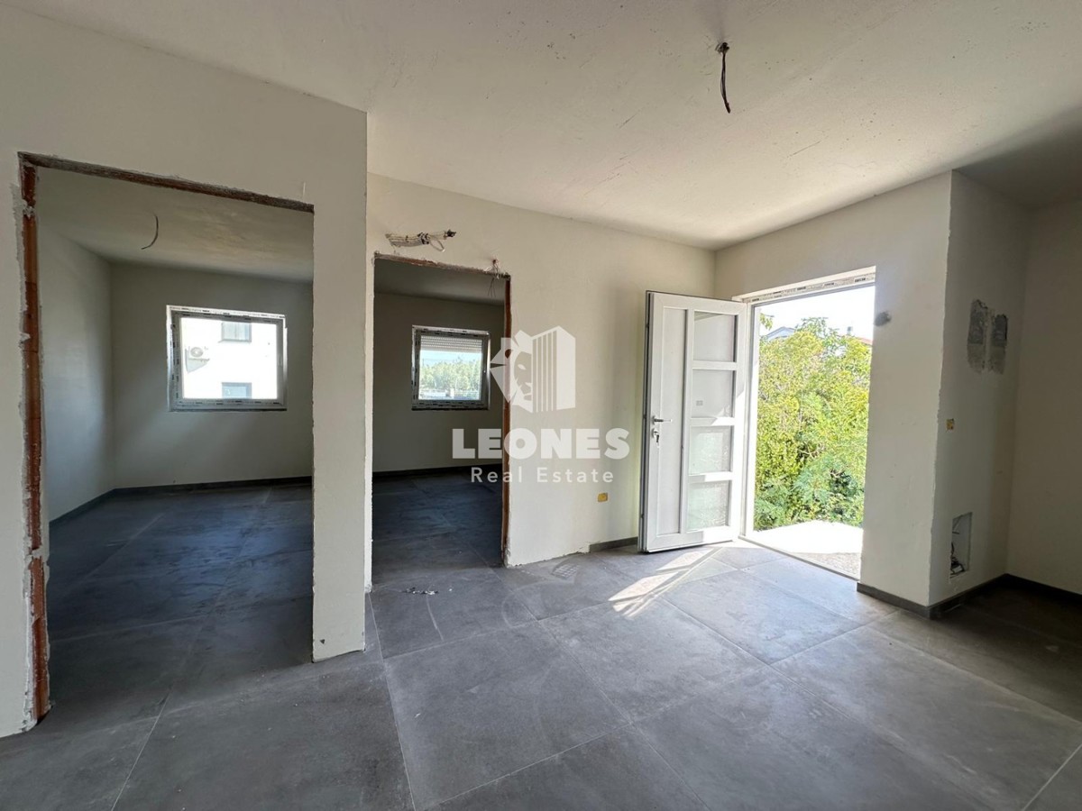 Stanovanje v novogradnji z dvema spalnicama in strešno teraso s pogledom na morje v Zambratiji