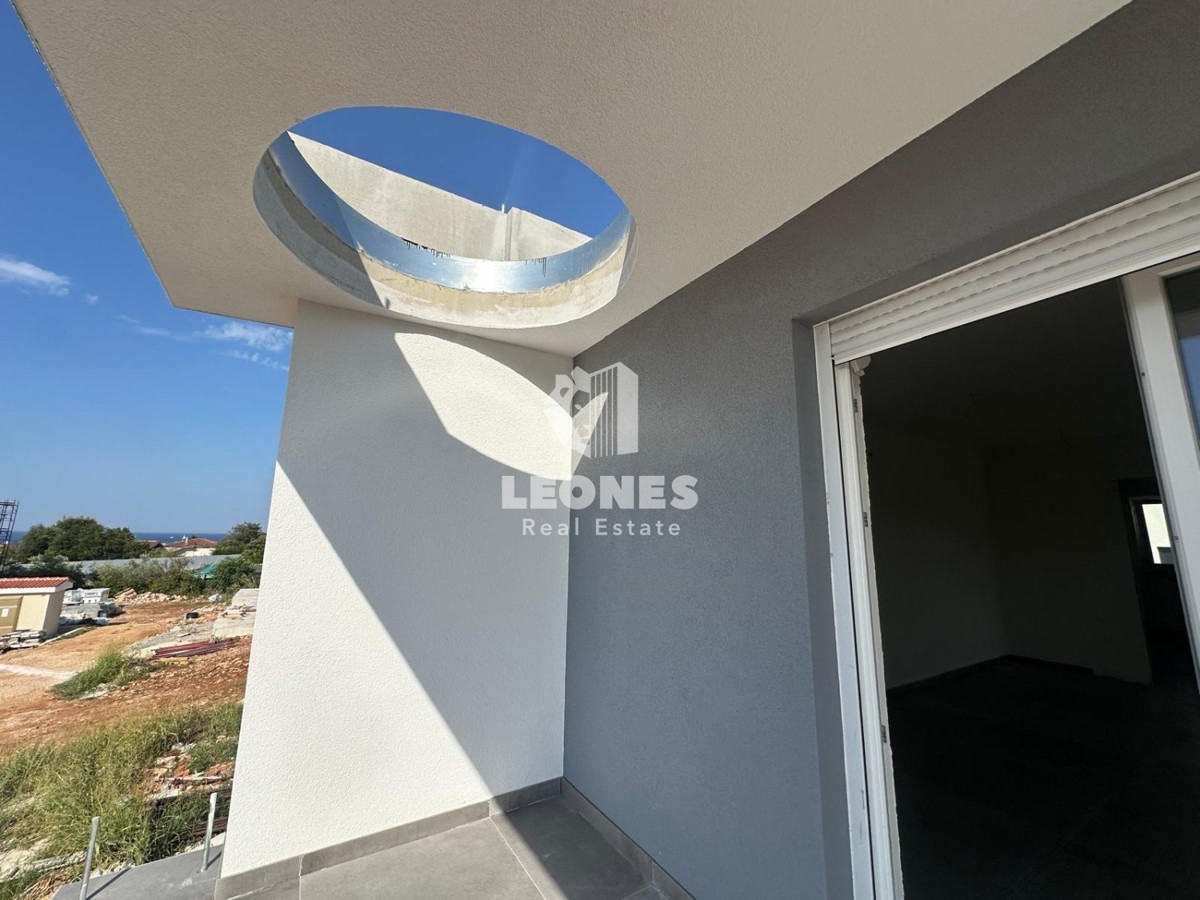 Stanovanje v novogradnji z dvema spalnicama in strešno teraso s pogledom na morje v Zambratiji