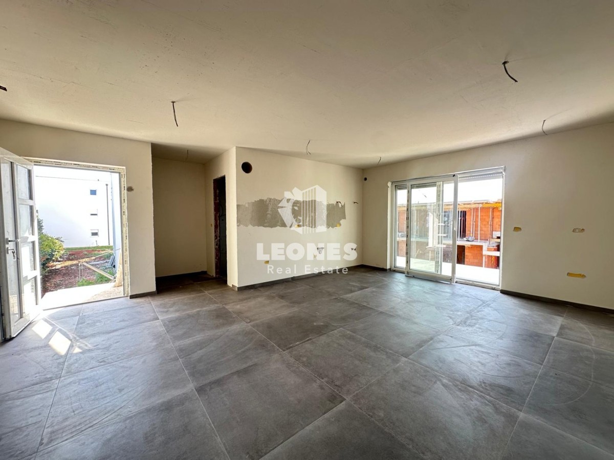 Stanovanje v novogradnji z dvema spalnicama in strešno teraso s pogledom na morje v Zambratiji