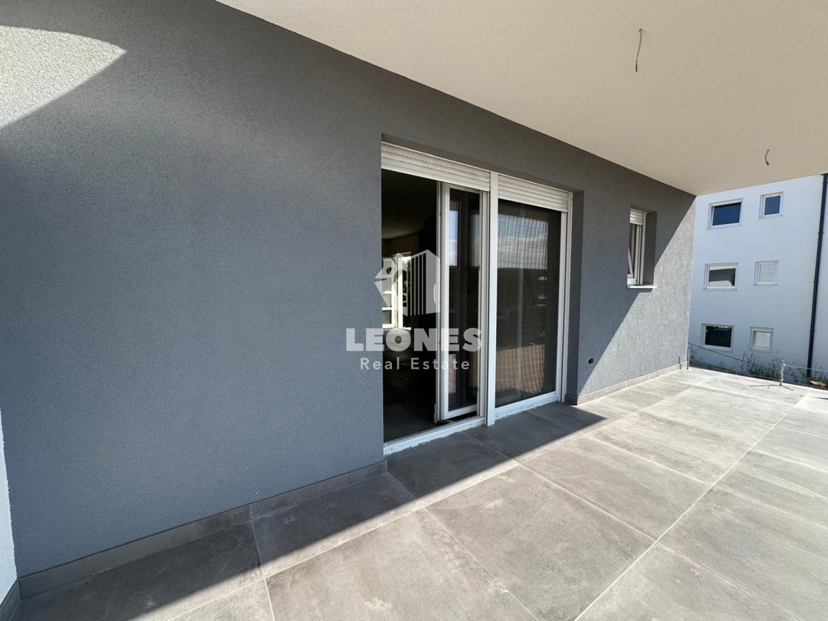 Stanovanje v novogradnji z dvema spalnicama in strešno teraso s pogledom na morje v Zambratiji