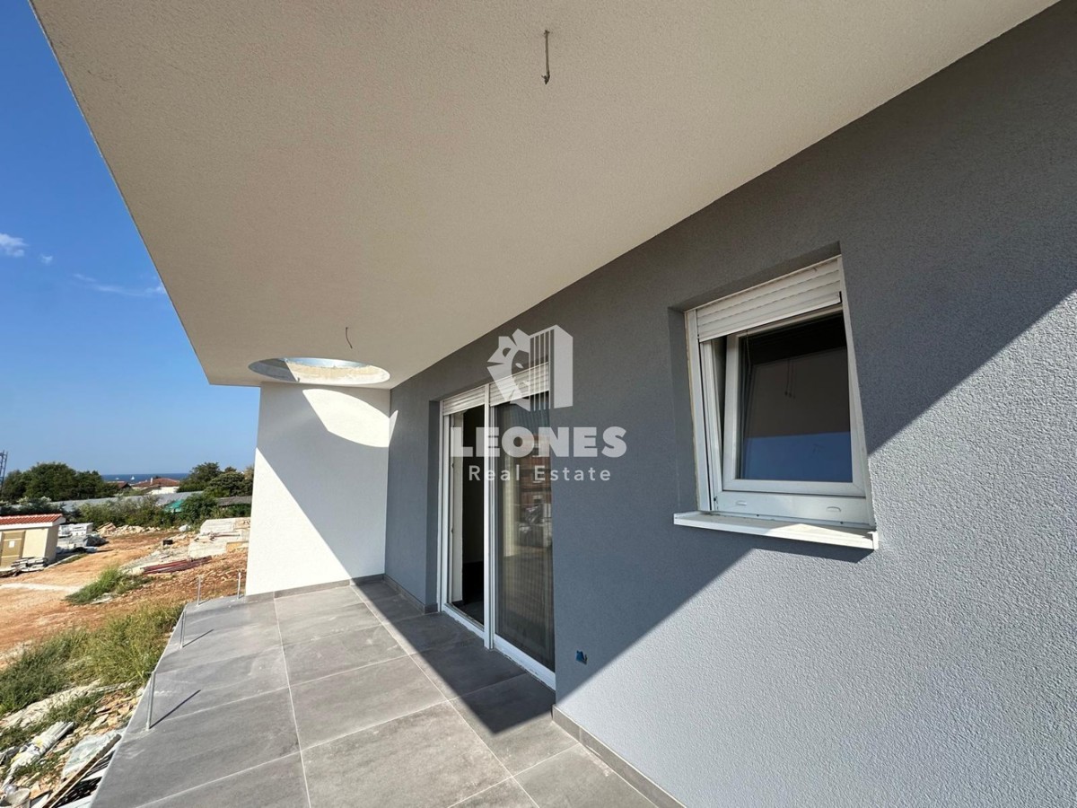 Stanovanje v novogradnji z dvema spalnicama in strešno teraso s pogledom na morje v Zambratiji