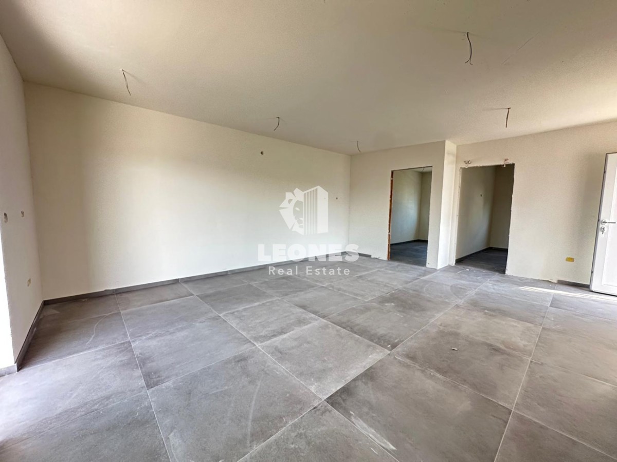 Stanovanje v novogradnji z dvema spalnicama in strešno teraso s pogledom na morje v Zambratiji