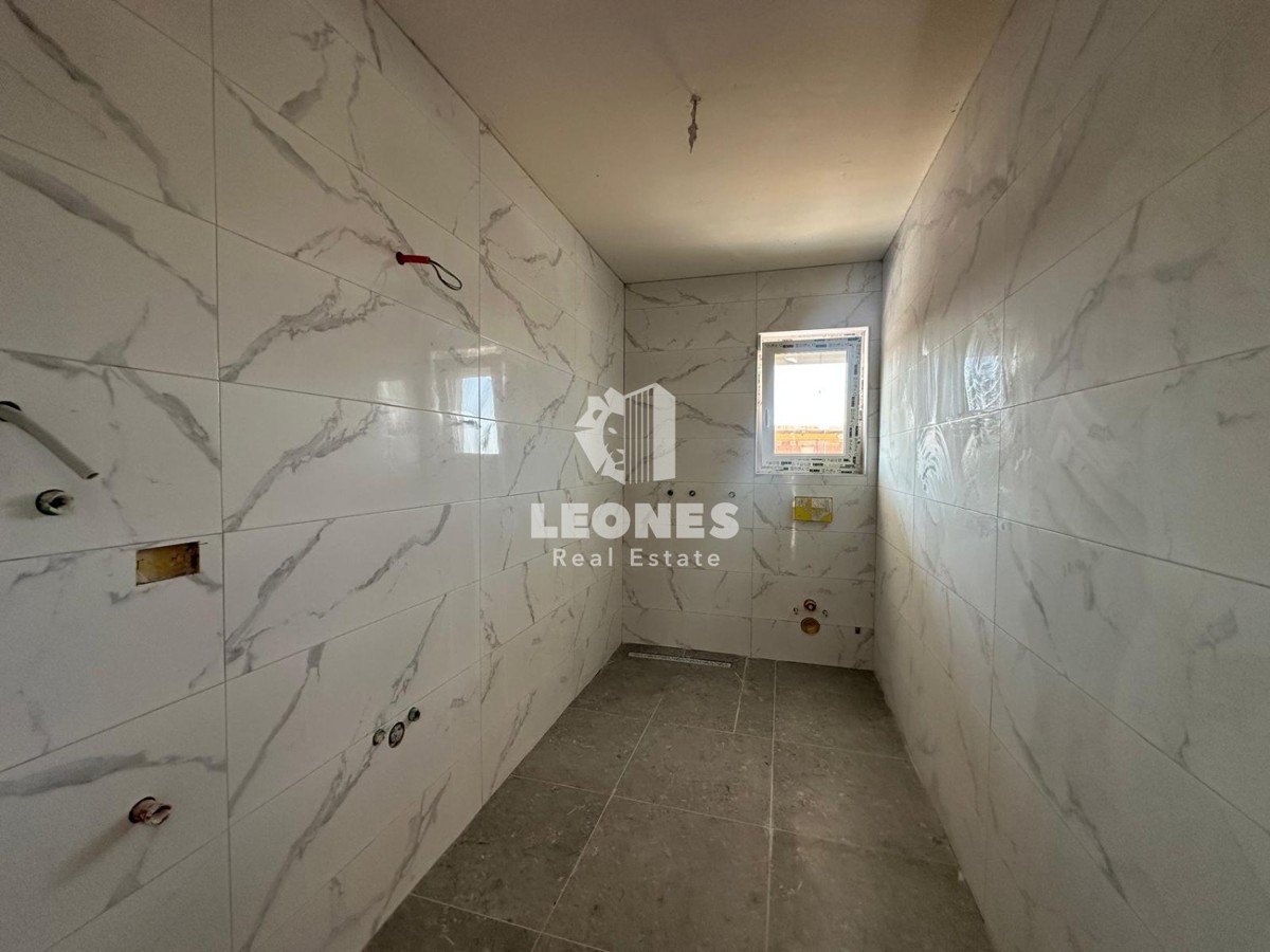 Stanovanje v novogradnji z dvema spalnicama in strešno teraso s pogledom na morje v Zambratiji