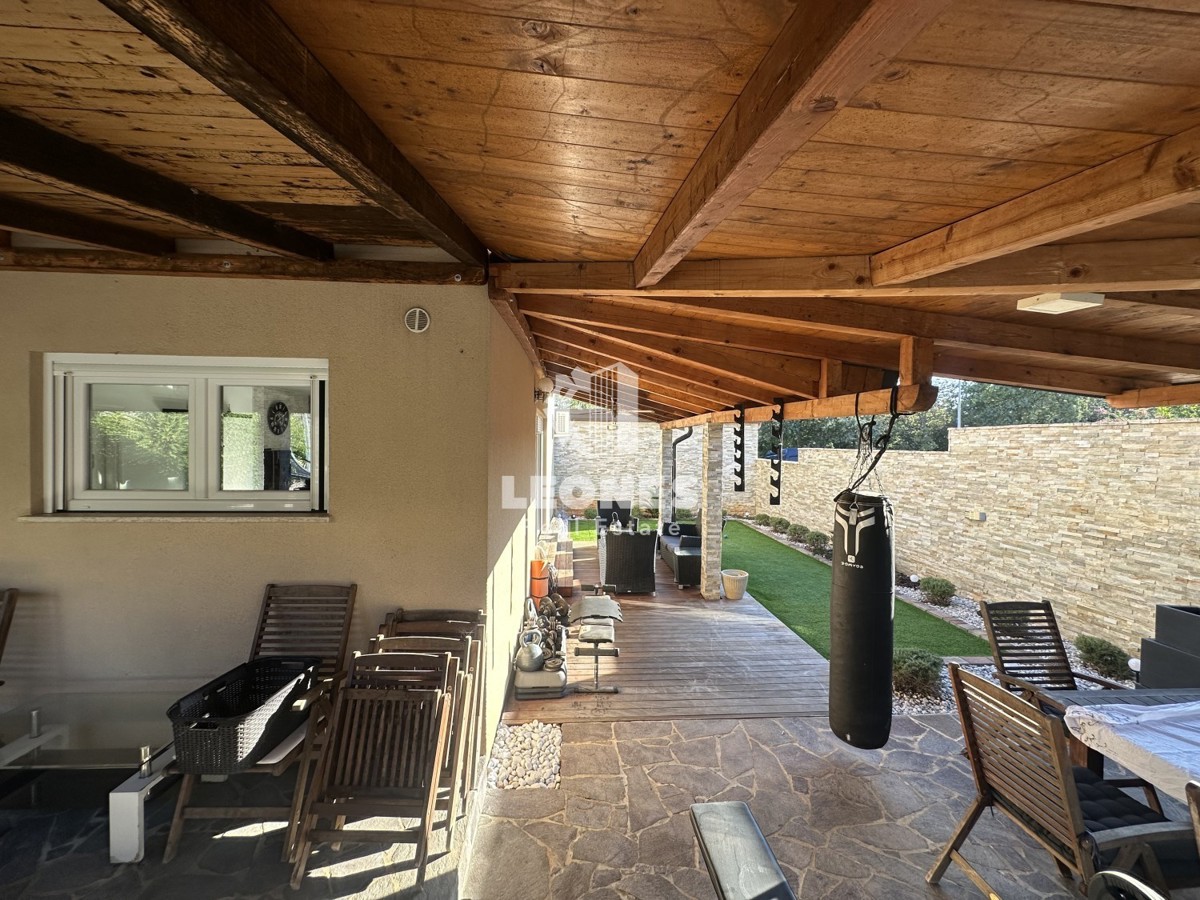 Simpatčna hiša s čudovitim dvoriščem v okolici Kaštela