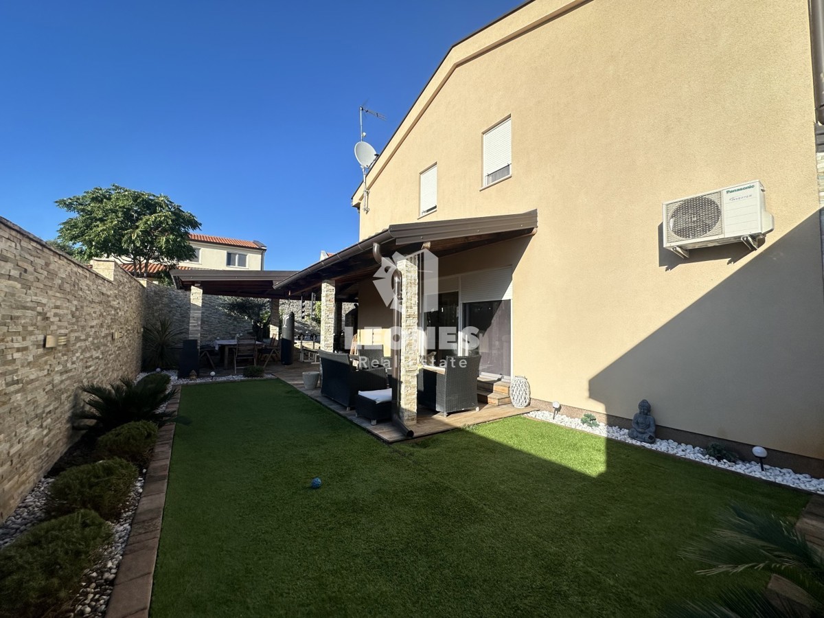 Simpatčna hiša s čudovitim dvoriščem v okolici Kaštela