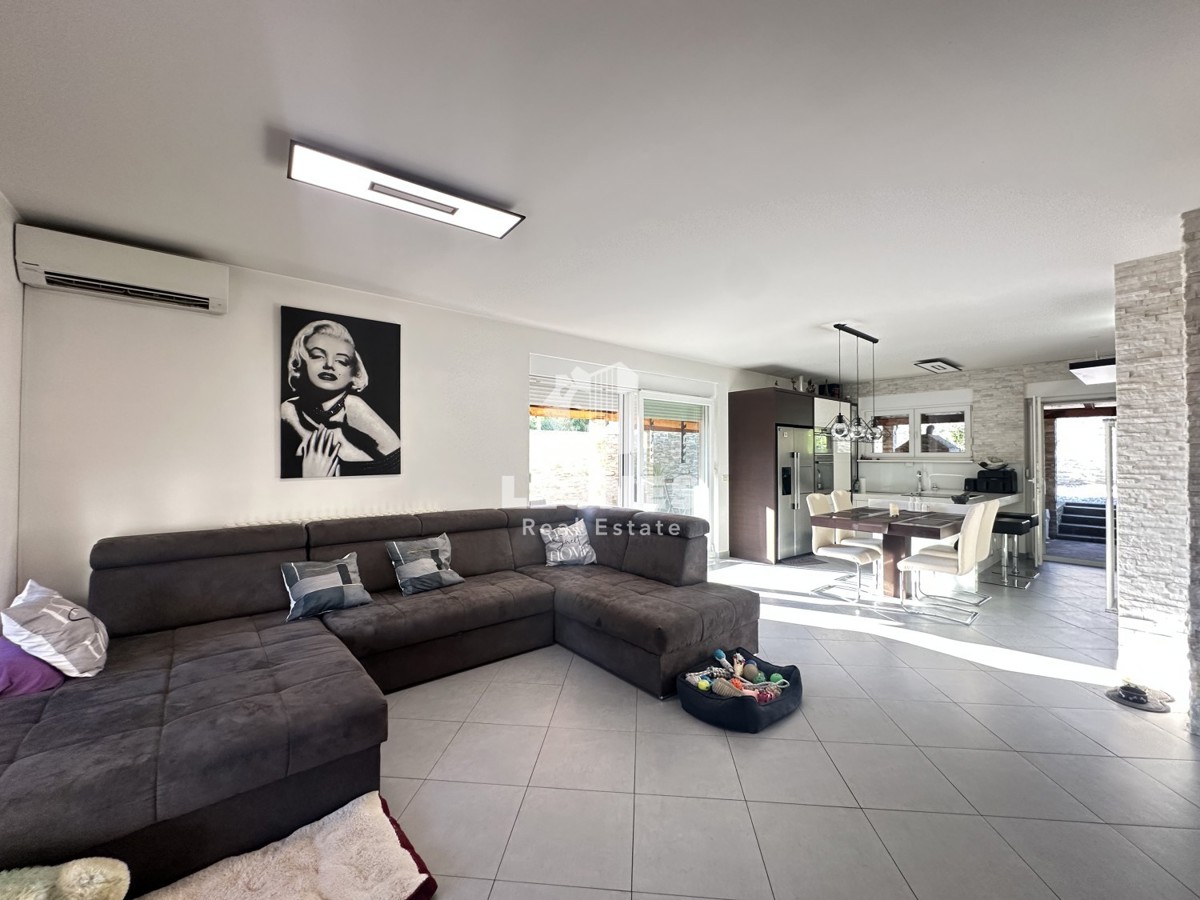 Simpatčna hiša s čudovitim dvoriščem v okolici Kaštela